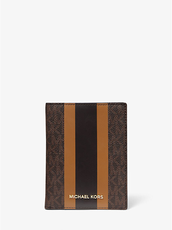 Кошелек для паспорта среднего размера Bedford Travel с полосками и логотипом Michael Kors, коричневый
Кошелек для паспорта среднего размера Bedford Travel с полосками и логотипом Michael Kors, коричневый