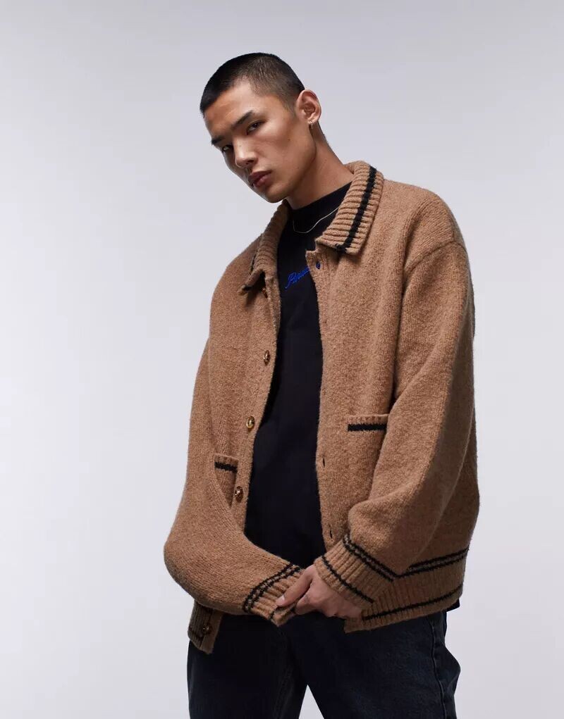 Плотный кардиган Topman из начеса коричневого цвета с воротником и декоративными полосками
Плотный кардиган Topman из начеса коричневого цвета с воротником и декоративными полосками