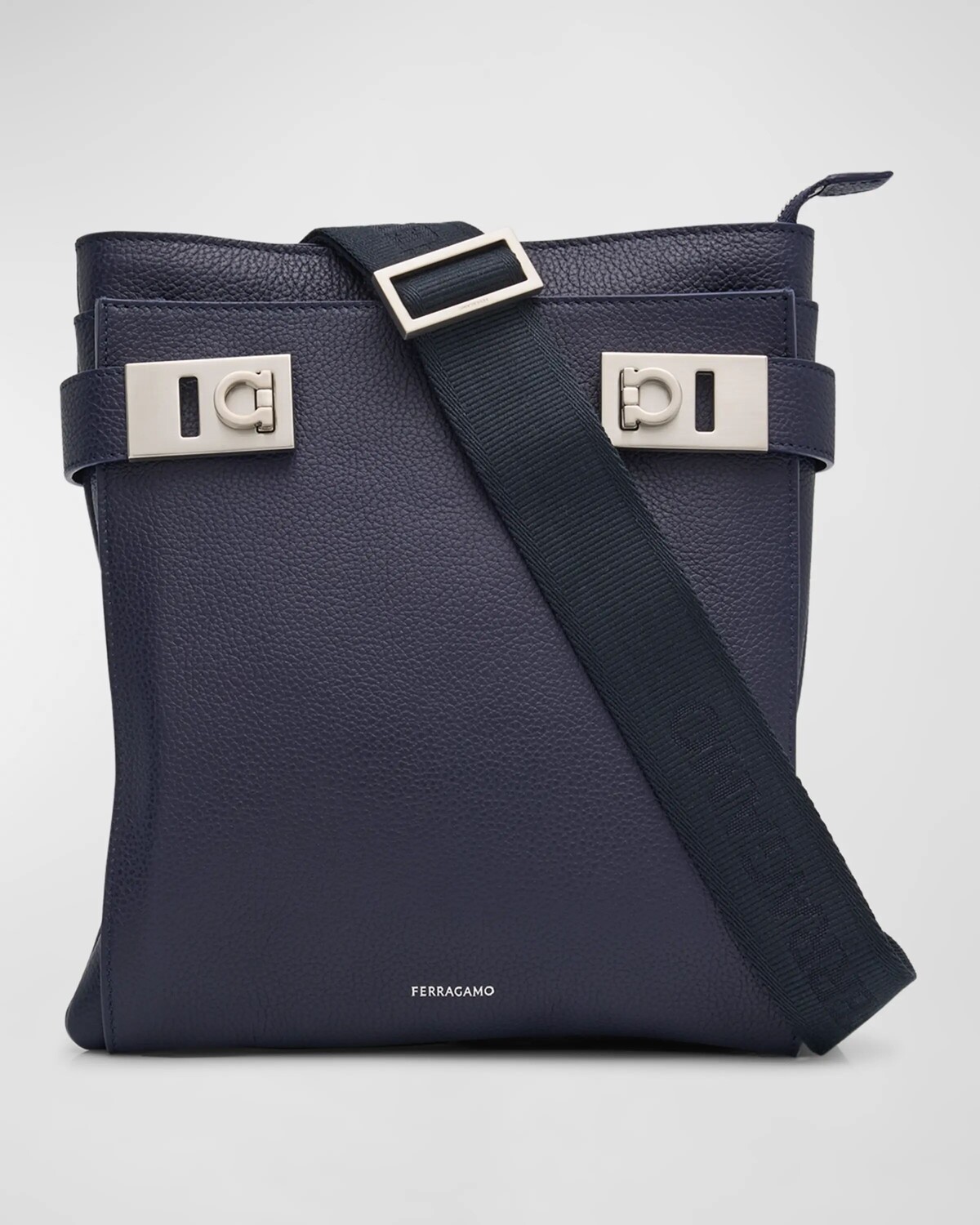 Мужская кожаная сумка через плечо с пряжкой Twins Gancini Ferragamo, цвет Midnight
Мужская кожаная сумка через плечо с пряжкой Twins Gancini Ferragamo, цвет Midnight