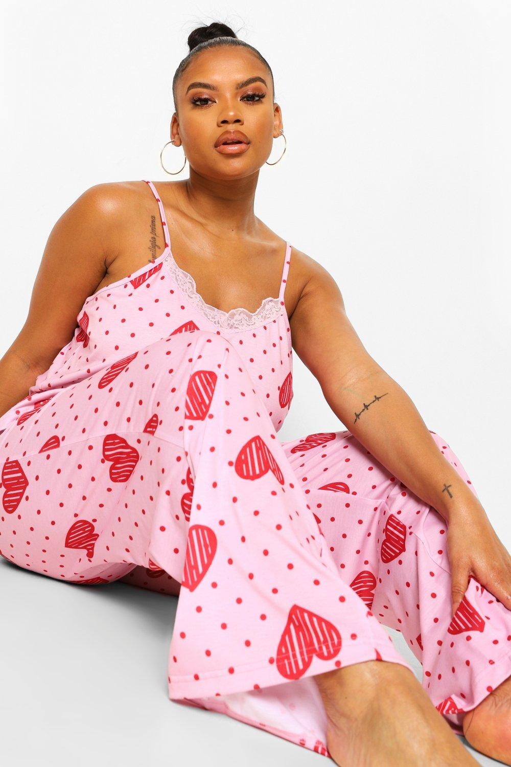 Пижамный комплект на бретельках с кружевной окантовкой и принтом сердце Boohoo, розовый
Пижамный комплект на бретельках с кружевной окантовкой и принтом сердце Boohoo, розовый