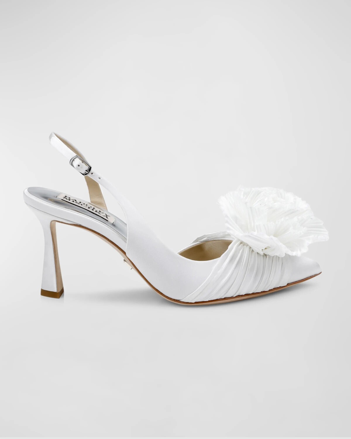 Туфли Blaire с пяткой на пятке и шелковым цветком Badgley Mischka, цвет Soft White
Туфли Blaire с пяткой на пятке и шелковым цветком Badgley Mischka, цвет Soft White
