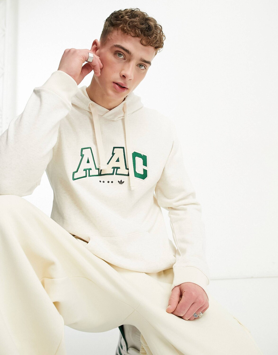 Кремово-белая худи с университетским логотипом adidas Originals Rifta AAC, Белый
Кремово-белая худи с университетским логотипом adidas Originals Rifta AAC, Белый