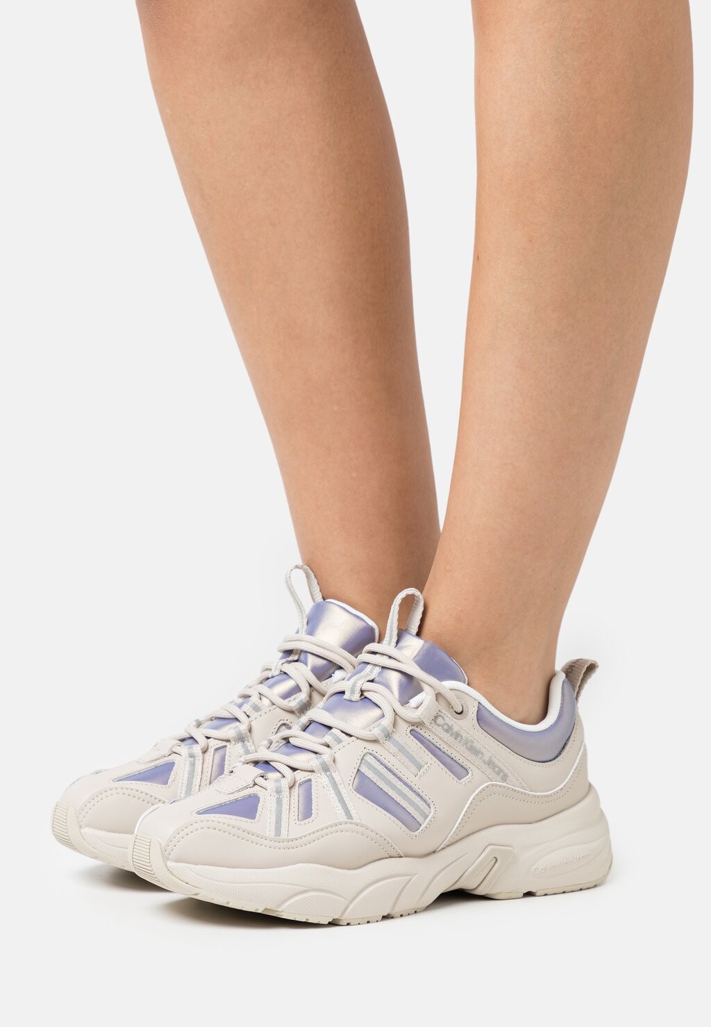 Низкие кроссовки Retro Tennis Laceup Calvin Klein Jeans, цвет eggshell/reflective/lavender aura
Низкие кроссовки Retro Tennis Laceup Calvin Klein Jeans, цвет eggshell/reflective/lavender aura