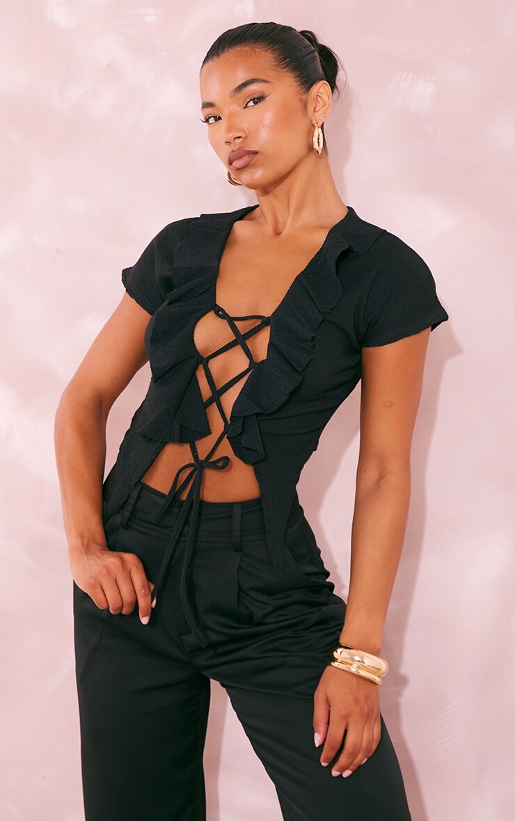 PrettyLittleThing Черный укороченный топ с жатой оборкой и завязкой спереди с разрезом по краю
PrettyLittleThing Черный укороченный топ с жатой оборкой и завязкой спереди с разрезом по краю