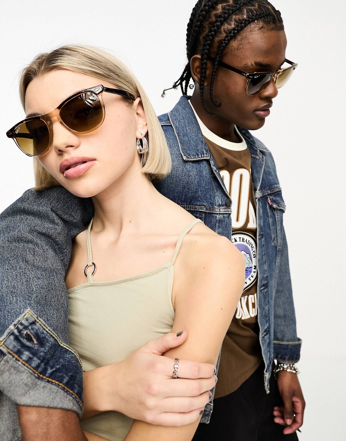 Круглые солнцезащитные очки Ray-Ban орлиный глаз черепаховой расцветки с градиентом
Круглые солнцезащитные очки Ray-Ban орлиный глаз черепаховой расцветки с градиентом