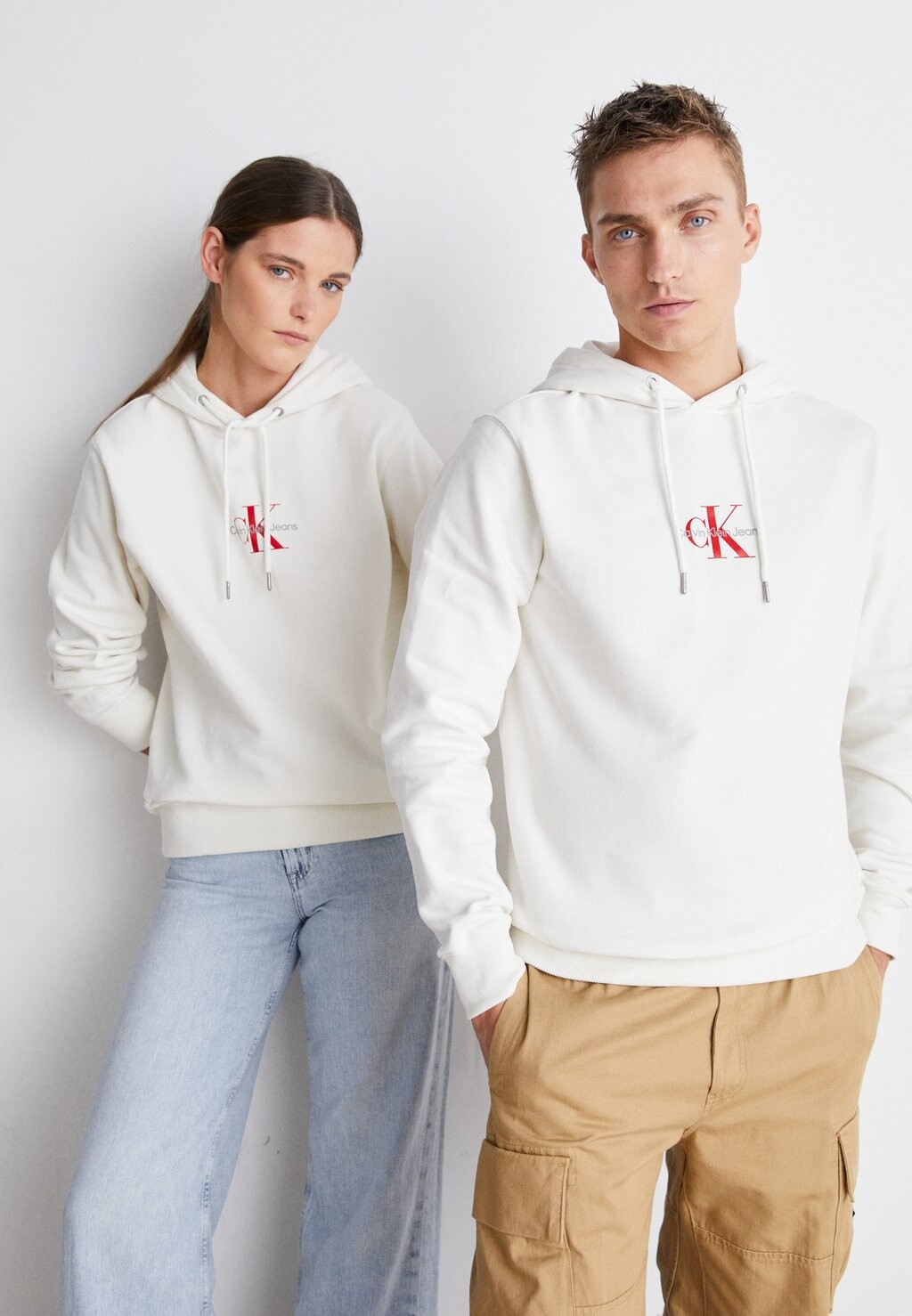 Толстовка Кофта REGULAR SMALL MONOLOGUE UNISEX Calvin Klein Jeans, слоновая кость
Толстовка Кофта REGULAR SMALL MONOLOGUE UNISEX Calvin Klein Jeans, слоновая кость