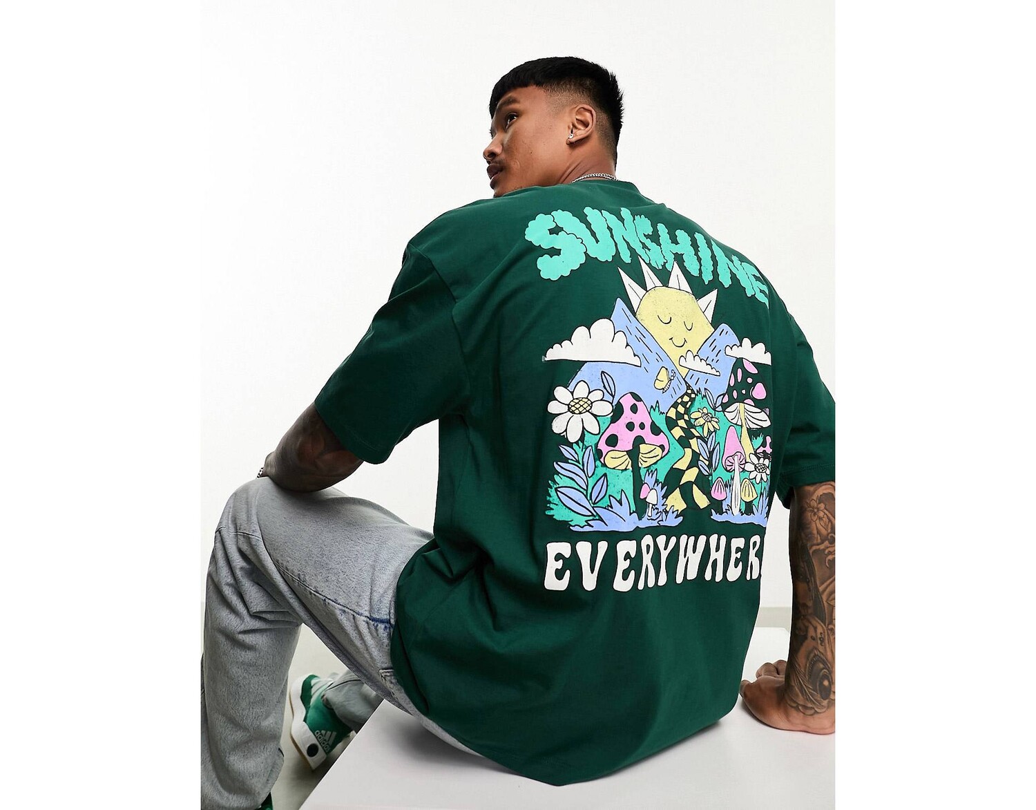 Темно-зеленая футболка оверсайз с мультяшным солнечным принтом на спине ASOS DESIGN
Темно-зеленая футболка оверсайз с мультяшным солнечным принтом на спине ASOS DESIGN