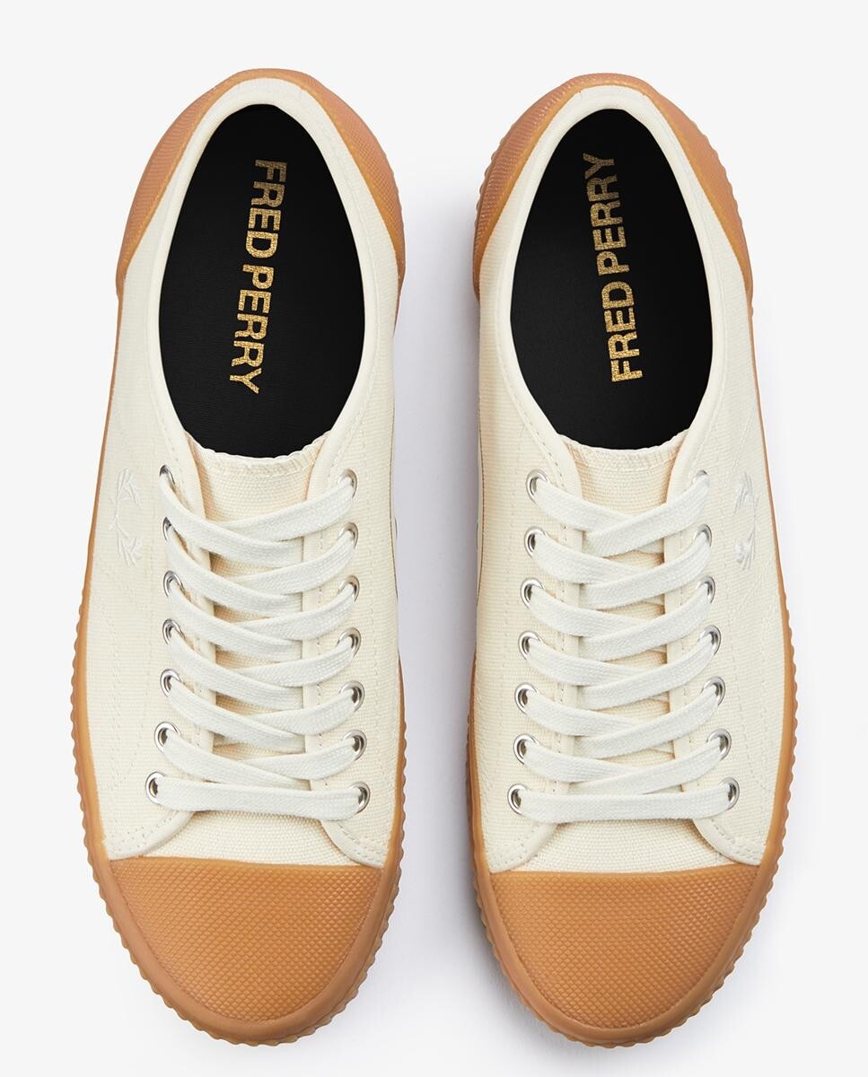 Кроссовки унисекс из парусины со шнурками цвета экрю и логотипом сбоку Fred Perry
Кроссовки унисекс из парусины со шнурками цвета экрю и логотипом сбоку Fred Perry