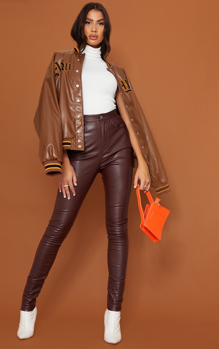 PrettyLittleThing Высокие узкие брюки из искусственной кожи на пуговицах шоколадного цвета, Коричневый
PrettyLittleThing Высокие узкие брюки из искусственной кожи на пуговицах шоколадного цвета, Коричневый