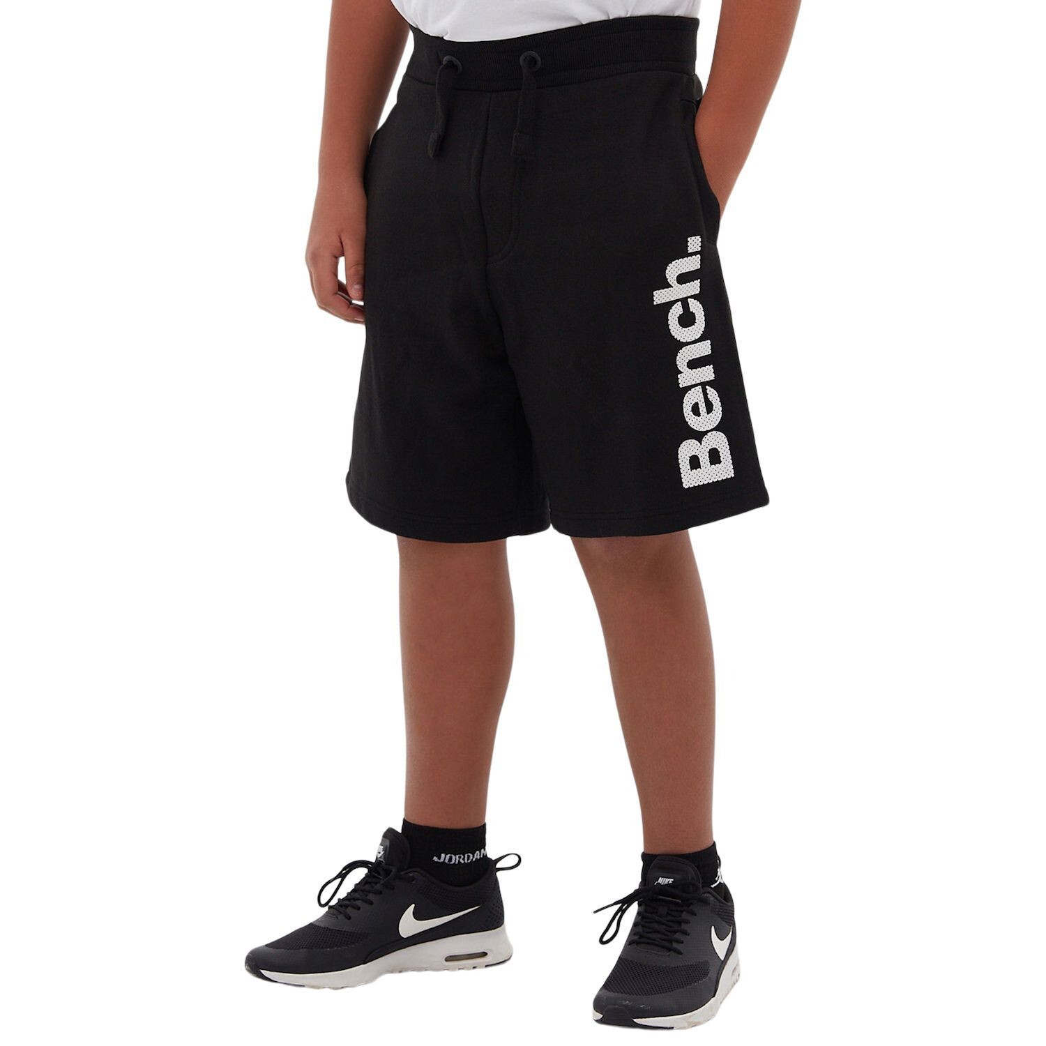 Флисовые шорты Bench DNA Rolando для мальчиков 7–14 лет с вертикальным перфорированным рельефным резиновым логотипом стандартного цвета Bench DNA
Флисовые шорты Bench DNA Rolando для мальчиков 7–14 лет с вертикальным перфорированным рельефным резиновым логотипом стандартного цвета Bench DNA