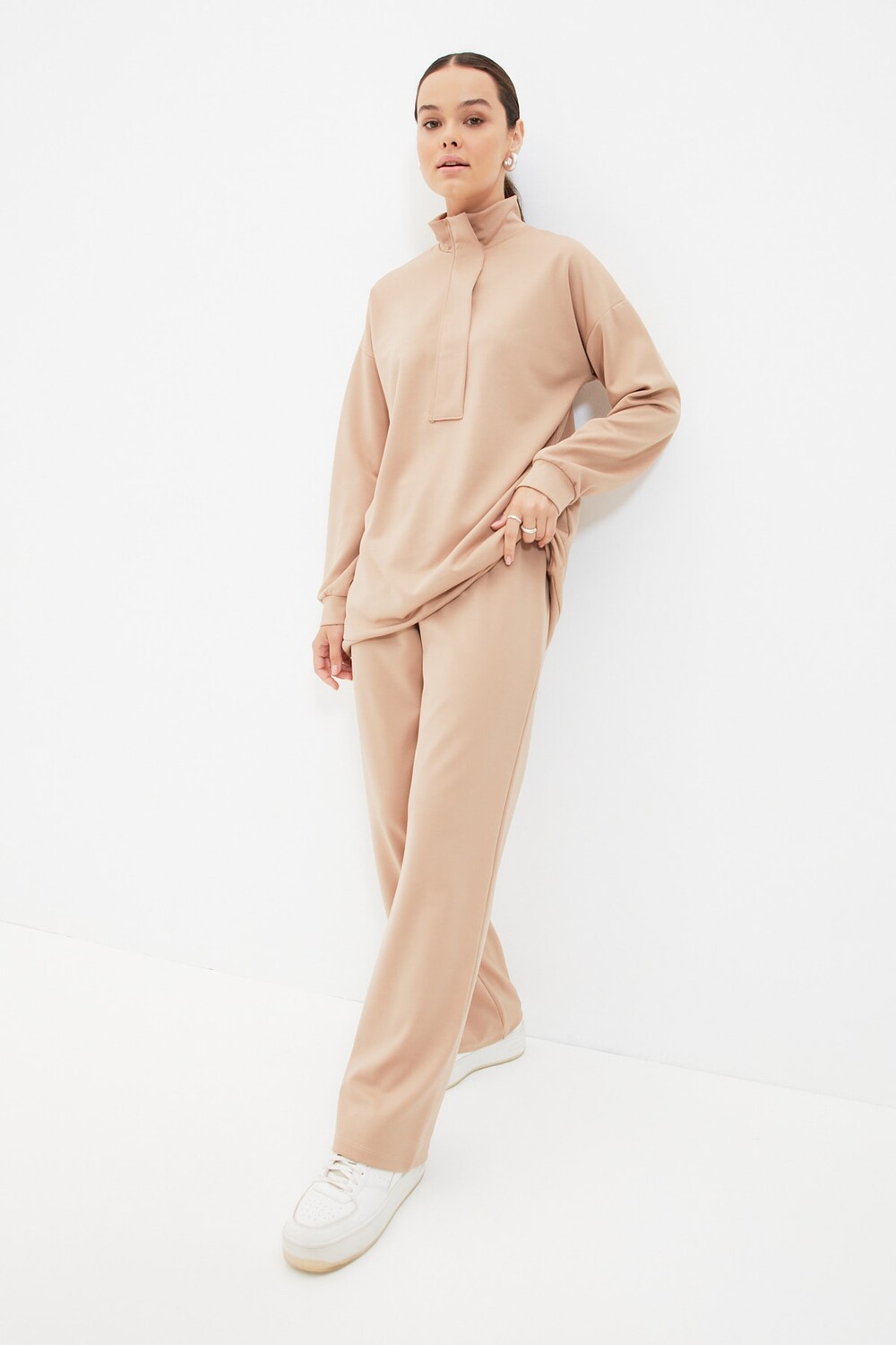 Вязаный спортивный костюм с воротником-стойкой верблюжьего цвета Trendyol Modest, коричневый
Вязаный спортивный костюм с воротником-стойкой верблюжьего цвета Trendyol Modest, коричневый