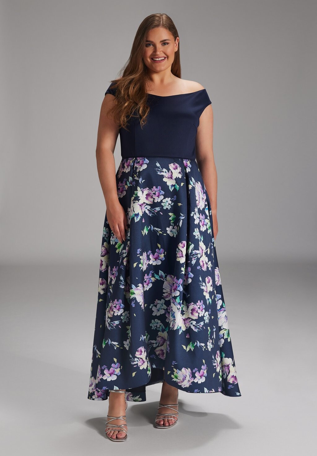 Платье макси CURVE VOKUHILA MIT AUS FESTER STRUKTUR Swing Curve, цвет navy multi
Платье макси CURVE VOKUHILA MIT AUS FESTER STRUKTUR Swing Curve, цвет navy multi