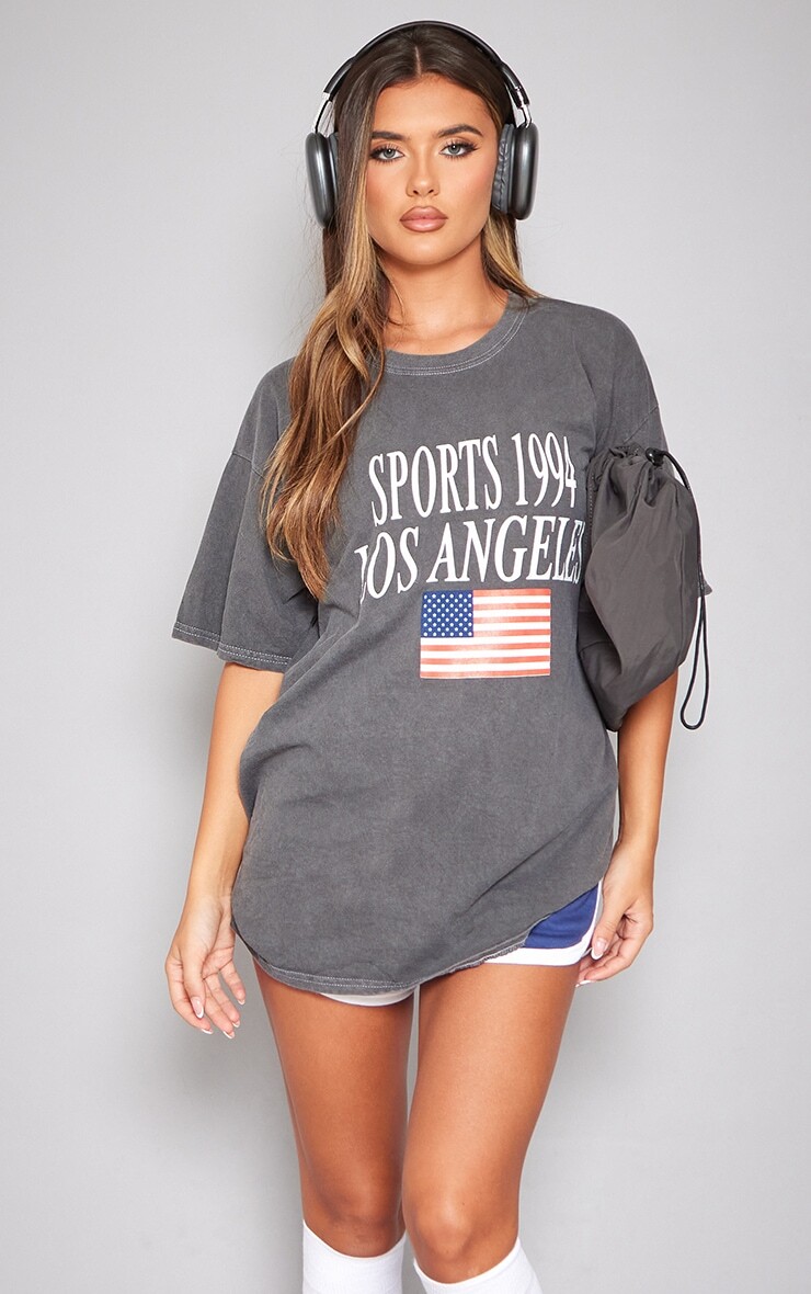 PrettyLittleThing Темно-серая объемная футболка с принтом Sports Los Angeles, Серый
PrettyLittleThing Темно-серая объемная футболка с принтом Sports Los Angeles, Серый