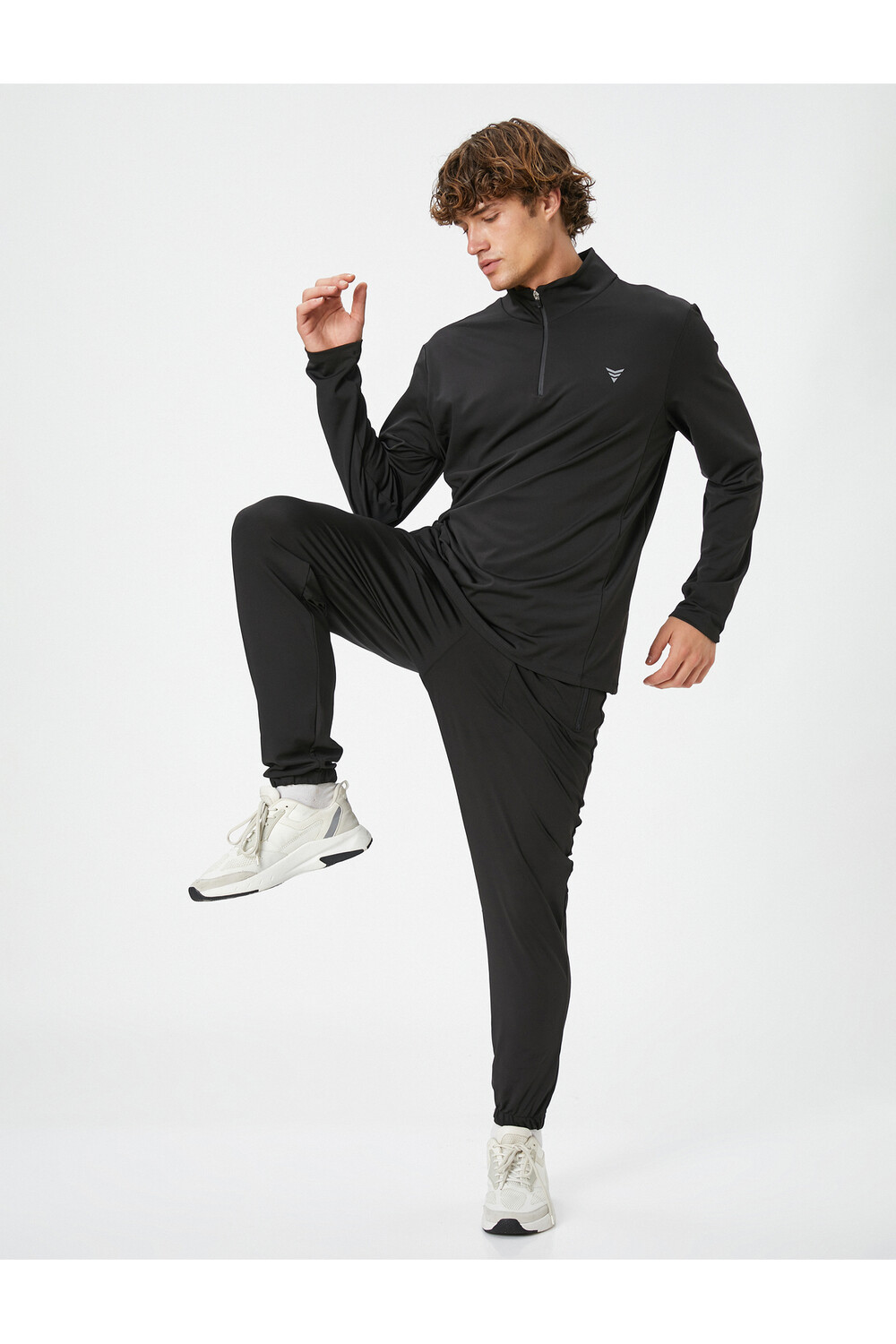 Спортивные штаны Jogger с карманом на молнии и кружевной талией Koton, черный
Спортивные штаны Jogger с карманом на молнии и кружевной талией Koton, черный