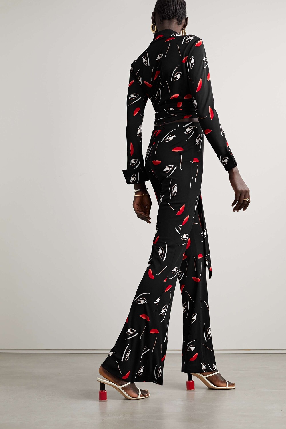 DIANE VON FURSTENBERG Расклешенные брюки из эластичного джерси с принтом Brooklyn, черный
DIANE VON FURSTENBERG Расклешенные брюки из эластичного джерси с принтом Brooklyn, черный