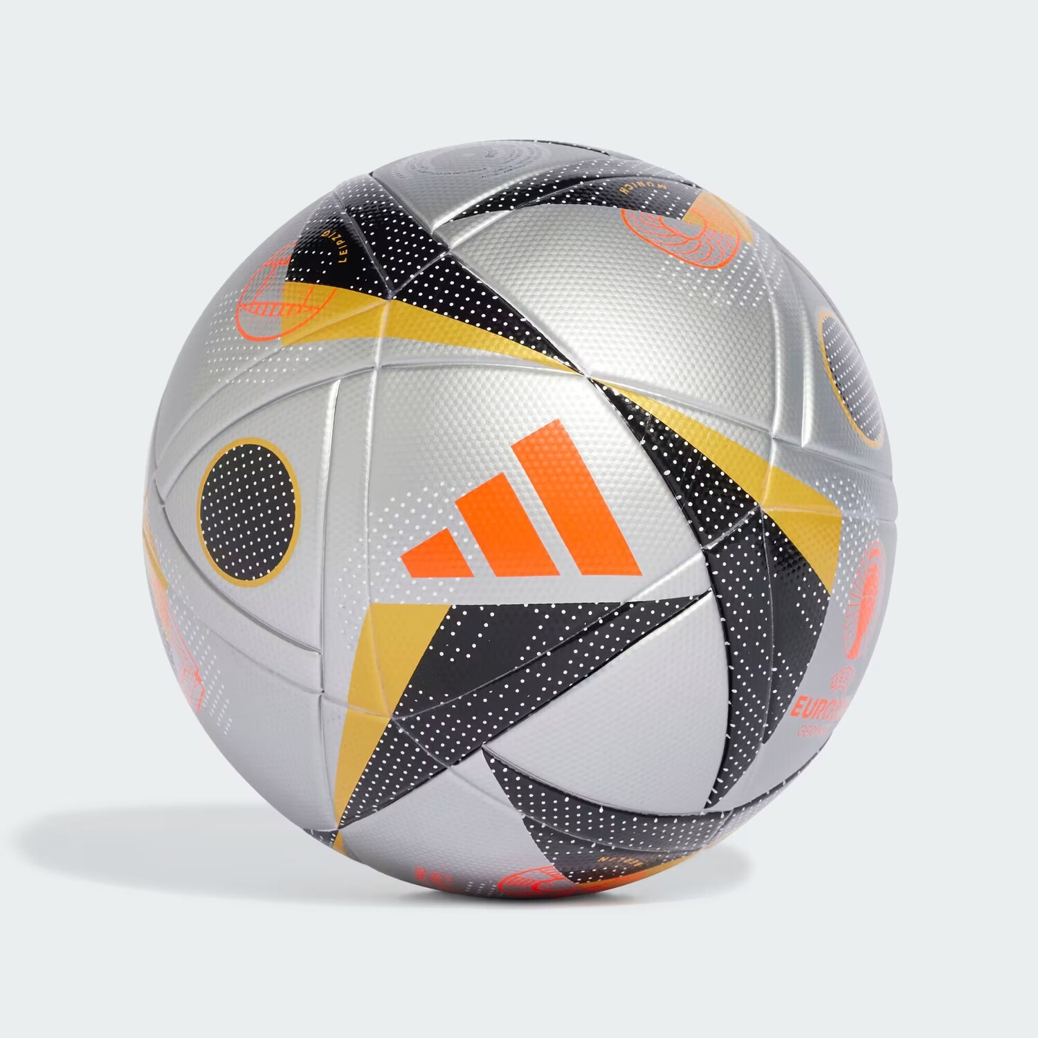Финальный мяч лиги Fussballliebe Adidas, цвет Silver Metallic/Gold Metallic/Black/Solar Red
Финальный мяч лиги Fussballliebe Adidas, цвет Silver Metallic/Gold Metallic/Black/Solar Red