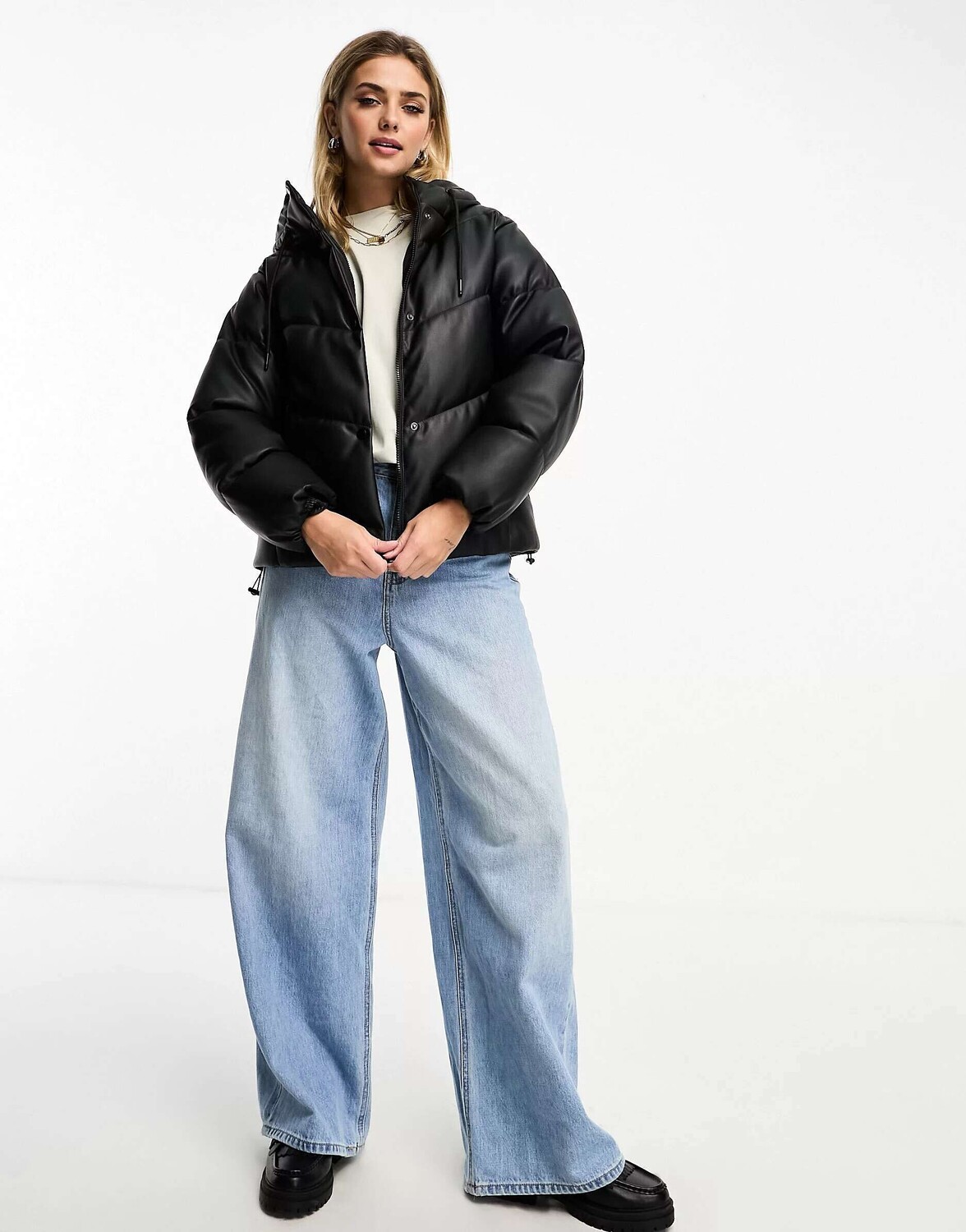 Черная куртка-пуховик из искусственной кожи с капюшоном Pull&Bear, Черный
Черная куртка-пуховик из искусственной кожи с капюшоном Pull&Bear, Черный