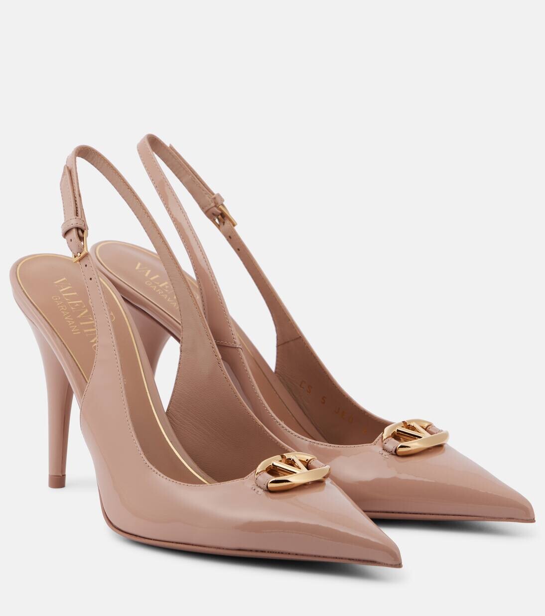 Туфли-лодочки VLogo Bold из лакированной кожи с ремешком на пятке Valentino Garavani, цвет beige rose
Туфли-лодочки VLogo Bold из лакированной кожи с ремешком на пятке Valentino Garavani, цвет beige rose