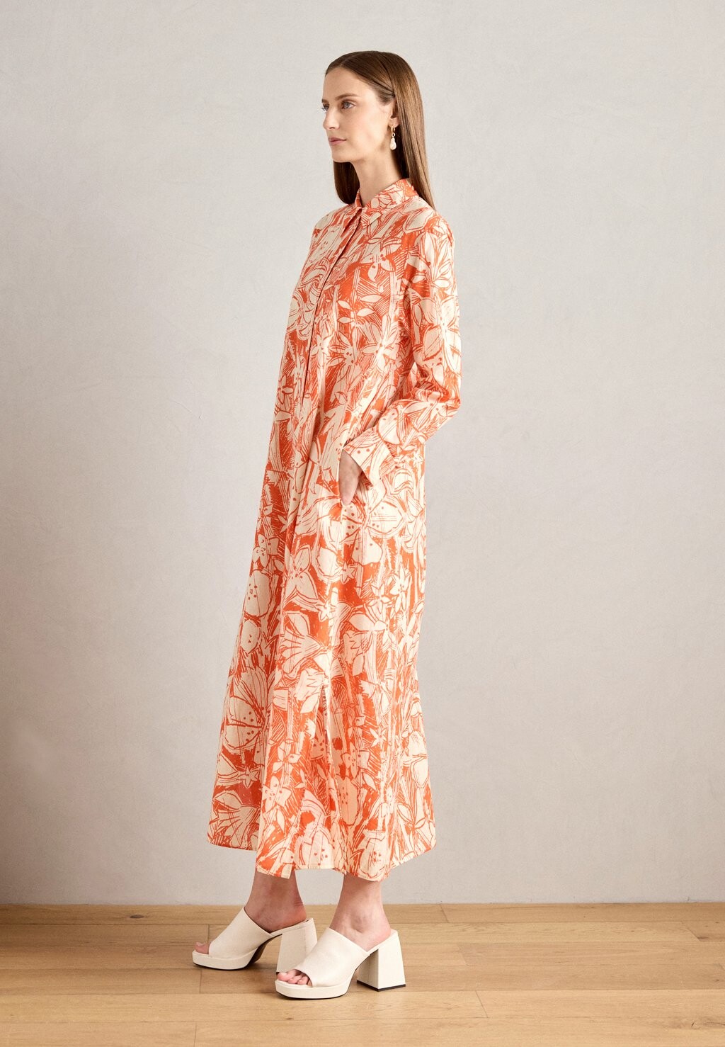 Платье макси DRESS A LINE SILHOUETTE SLITS AT HEMLINE SHIRT DETAILS Marc O'Polo, цвет multi
Платье макси DRESS A LINE SILHOUETTE SLITS AT HEMLINE SHIRT DETAILS Marc O'Polo, цвет multi