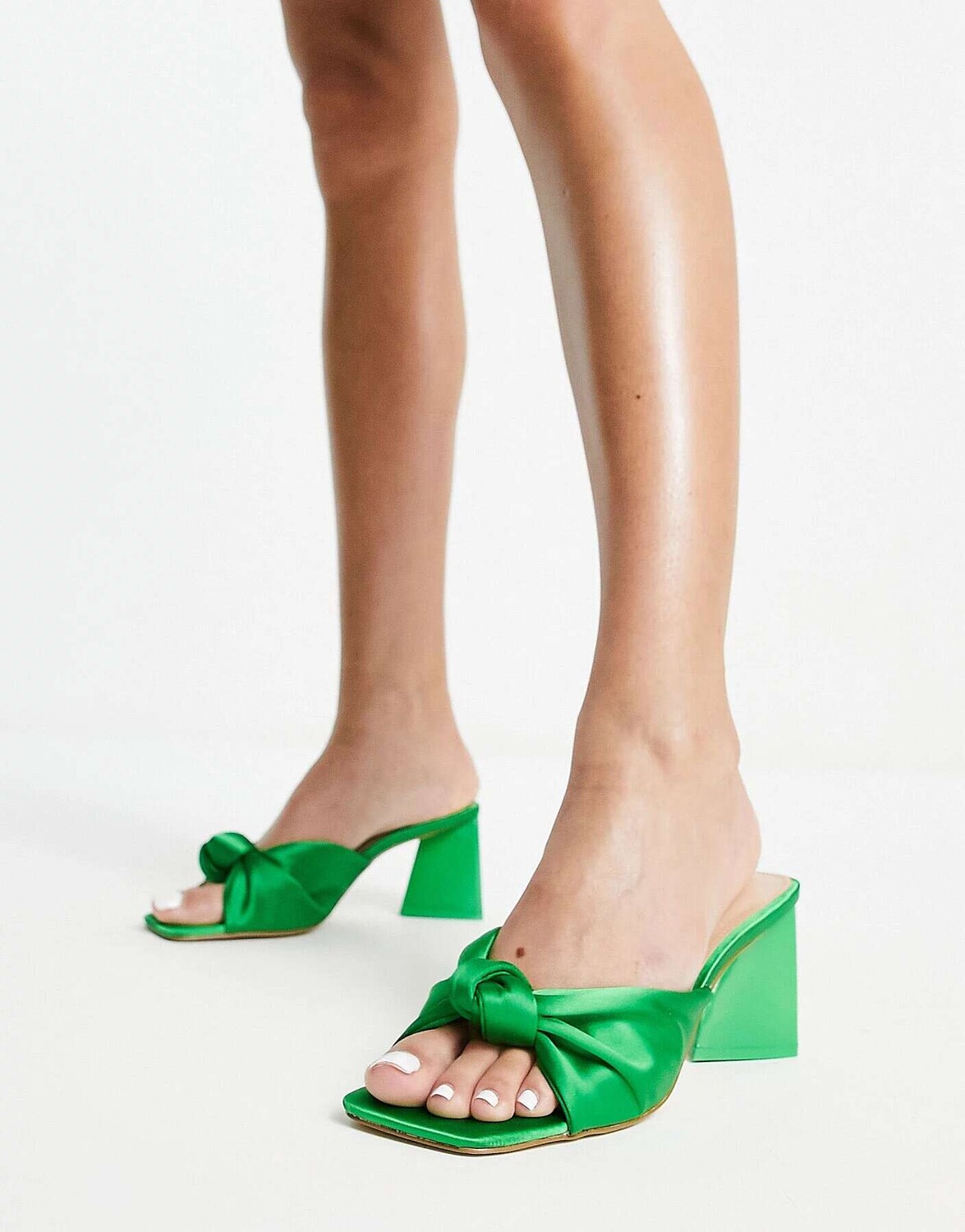 Зеленые атласные туфли-мюли на каблуке с узлом спереди Steve Madden Mylah, Зеленый
Зеленые атласные туфли-мюли на каблуке с узлом спереди Steve Madden Mylah, Зеленый
