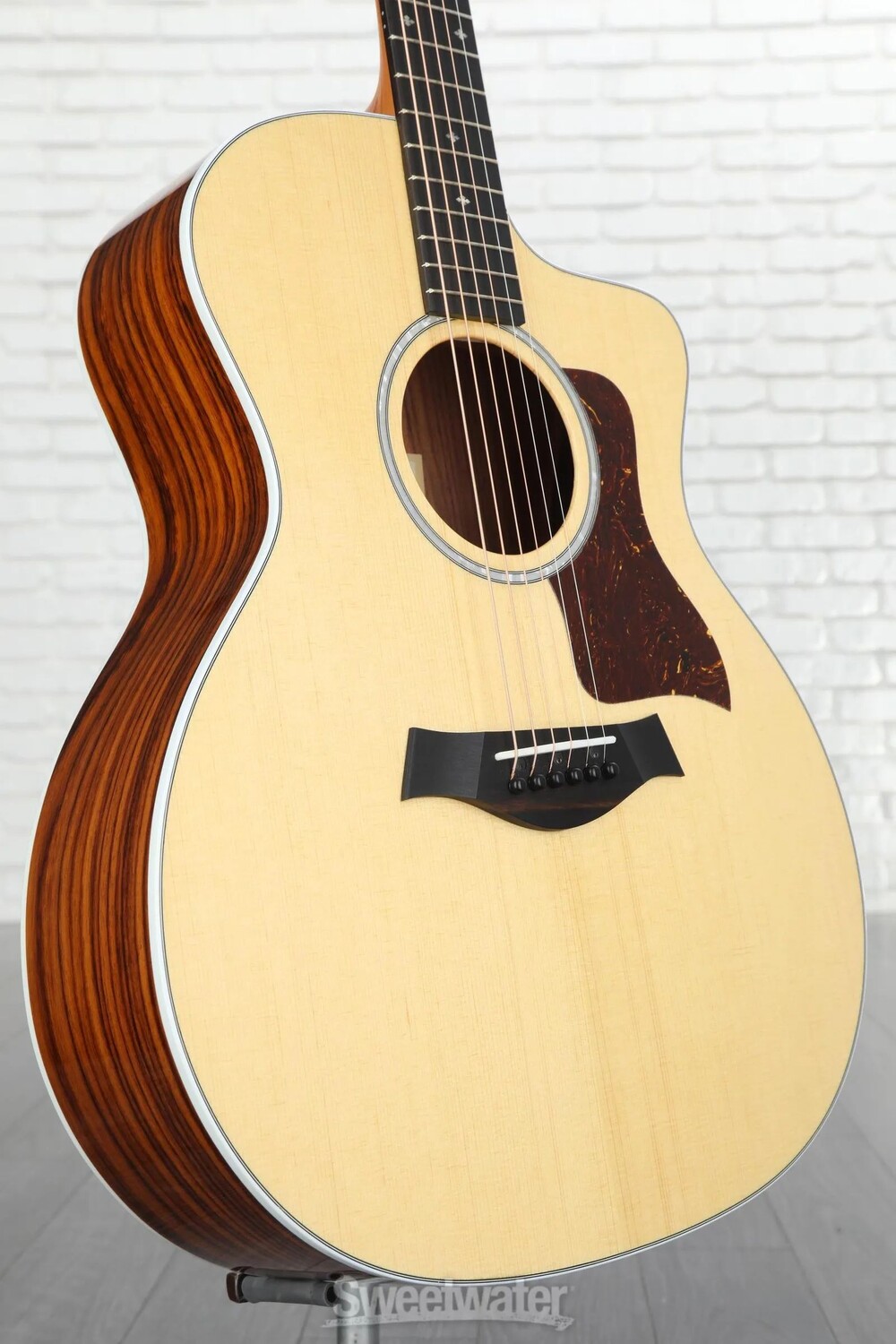 Акустико-электрическая гитара Taylor 214ce Deluxe — натуральный цвет, задняя дека и обечайки из многослойного палисандра
Акустико-электрическая гитара Taylor 214ce Deluxe — натуральный цвет, задняя дека и обечайки из многослойного палисандра