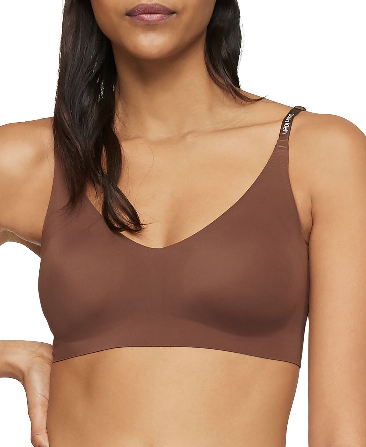 Бюстгальтер-бралетт с треугольными чашками Invisibles Comfort QF5753 Calvin Klein
Бюстгальтер-бралетт с треугольными чашками Invisibles Comfort QF5753 Calvin Klein