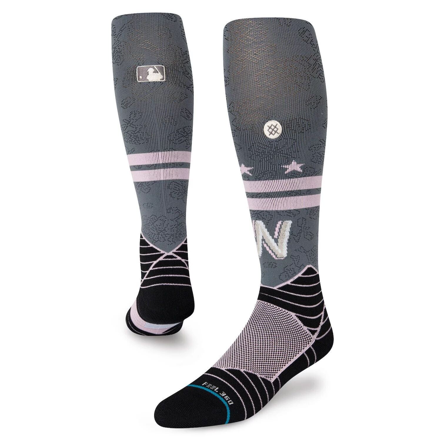 Мужские носки Stance серого цвета Washington Nationals 2022 City Connect поверх икры
Мужские носки Stance серого цвета Washington Nationals 2022 City Connect поверх икры