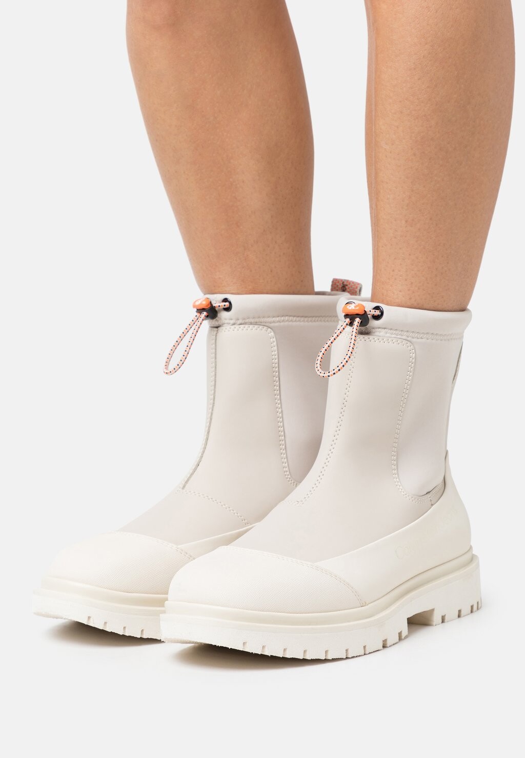 Ботильоны CHUNKY COMBAT CHELSEA BOOT RUB Calvin Klein Jeans, яичная скорлупа/кремово-белый
Ботильоны CHUNKY COMBAT CHELSEA BOOT RUB Calvin Klein Jeans, яичная скорлупа/кремово-белый