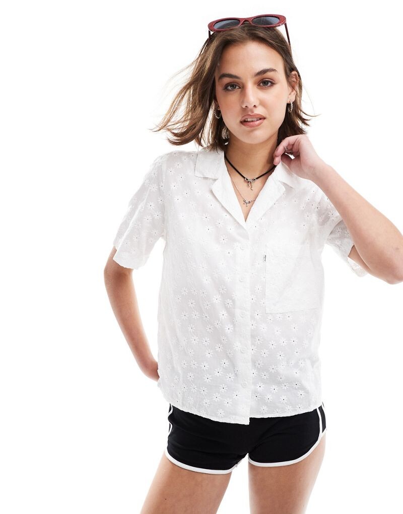 Levi's – Joyce – белая рубашка с коротким рукавом, кубинским воротником и люверсами
Levi's – Joyce – белая рубашка с коротким рукавом, кубинским воротником и люверсами