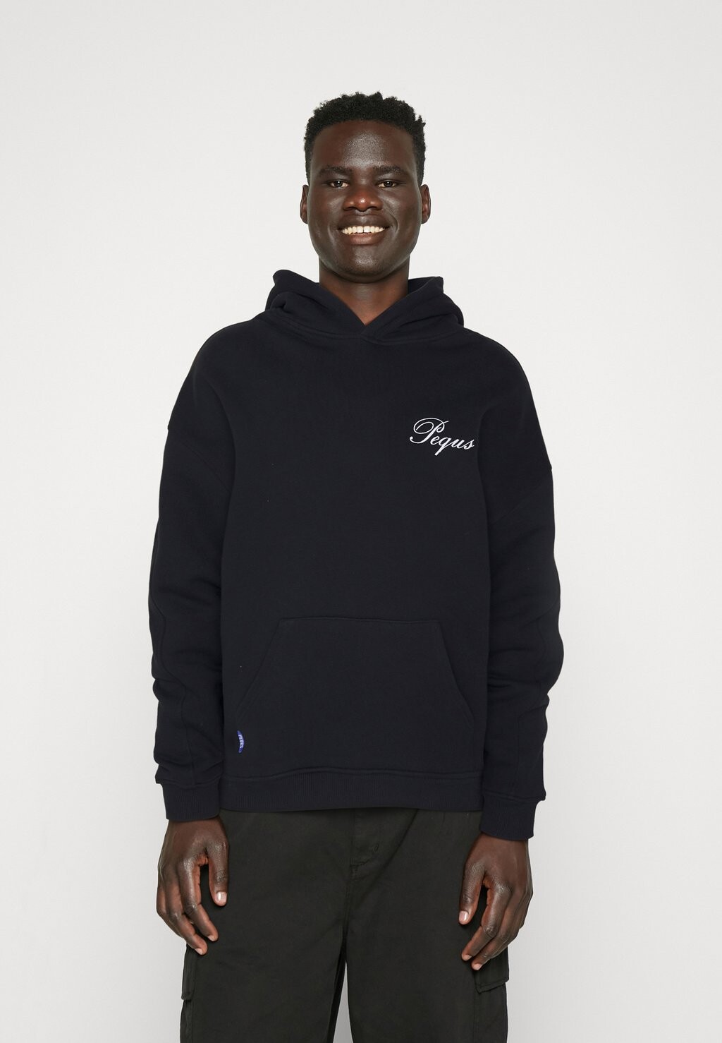 Толстовка PEQUS Толстовка с капюшоном с логотипом HANDWRITTEN LOGO UNISEX, черный
Толстовка PEQUS Толстовка с капюшоном с логотипом HANDWRITTEN LOGO UNISEX, черный