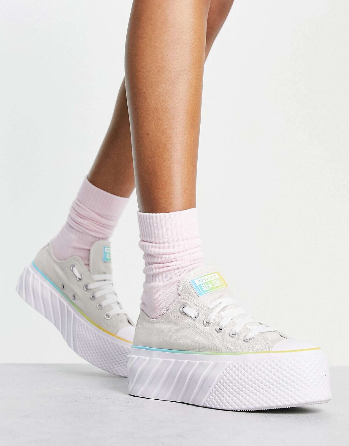 Кроссовки на платформе Converse Lift 2x Ox Gradient Heat на платформе белого и радужного цветов
Кроссовки на платформе Converse Lift 2x Ox Gradient Heat на платформе белого и радужного цветов