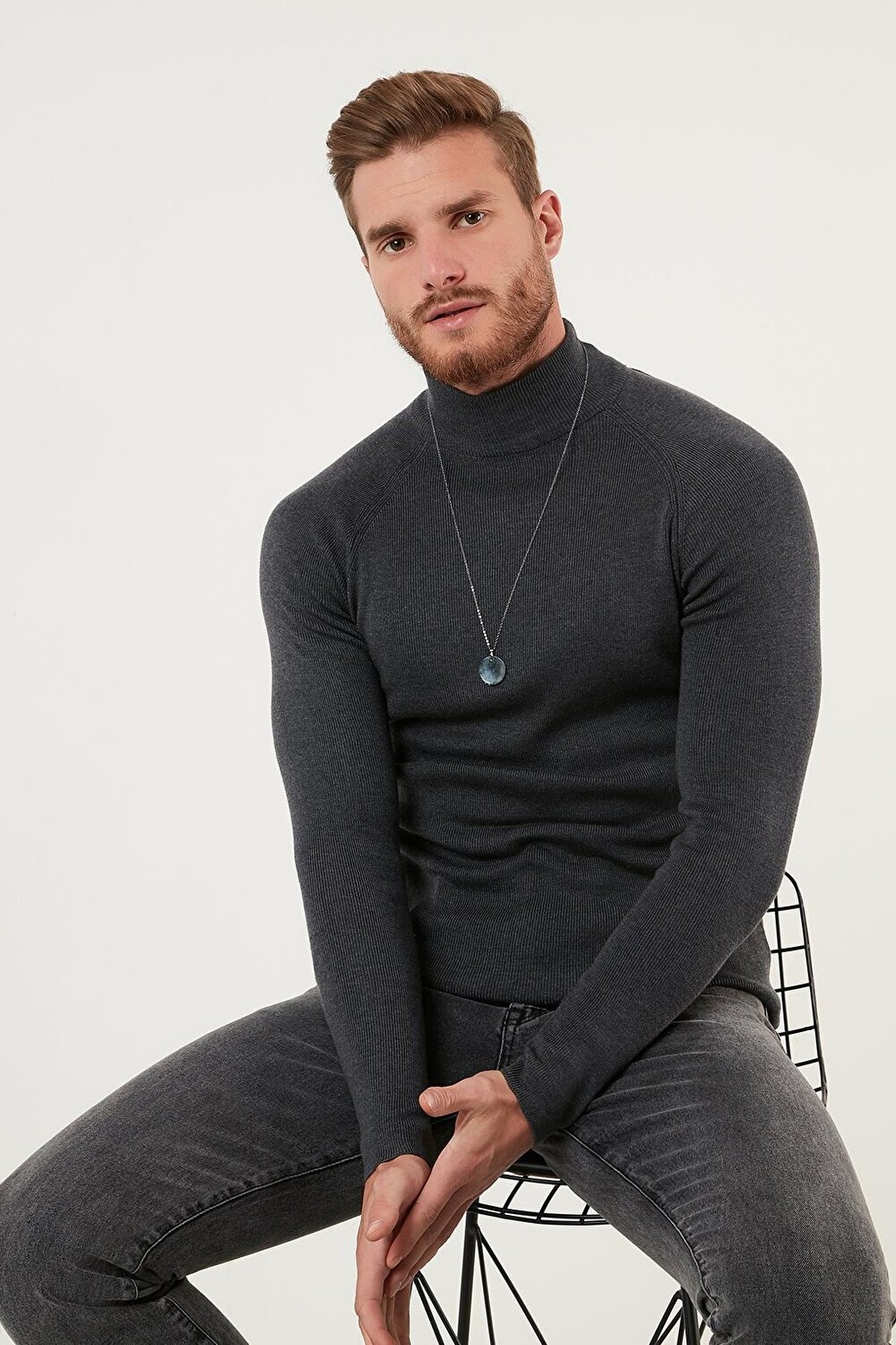 Свитер Slim Fit из хлопкового трикотажа с высоким воротником 6353460 Buratti, антрацит
Свитер Slim Fit из хлопкового трикотажа с высоким воротником 6353460 Buratti, антрацит