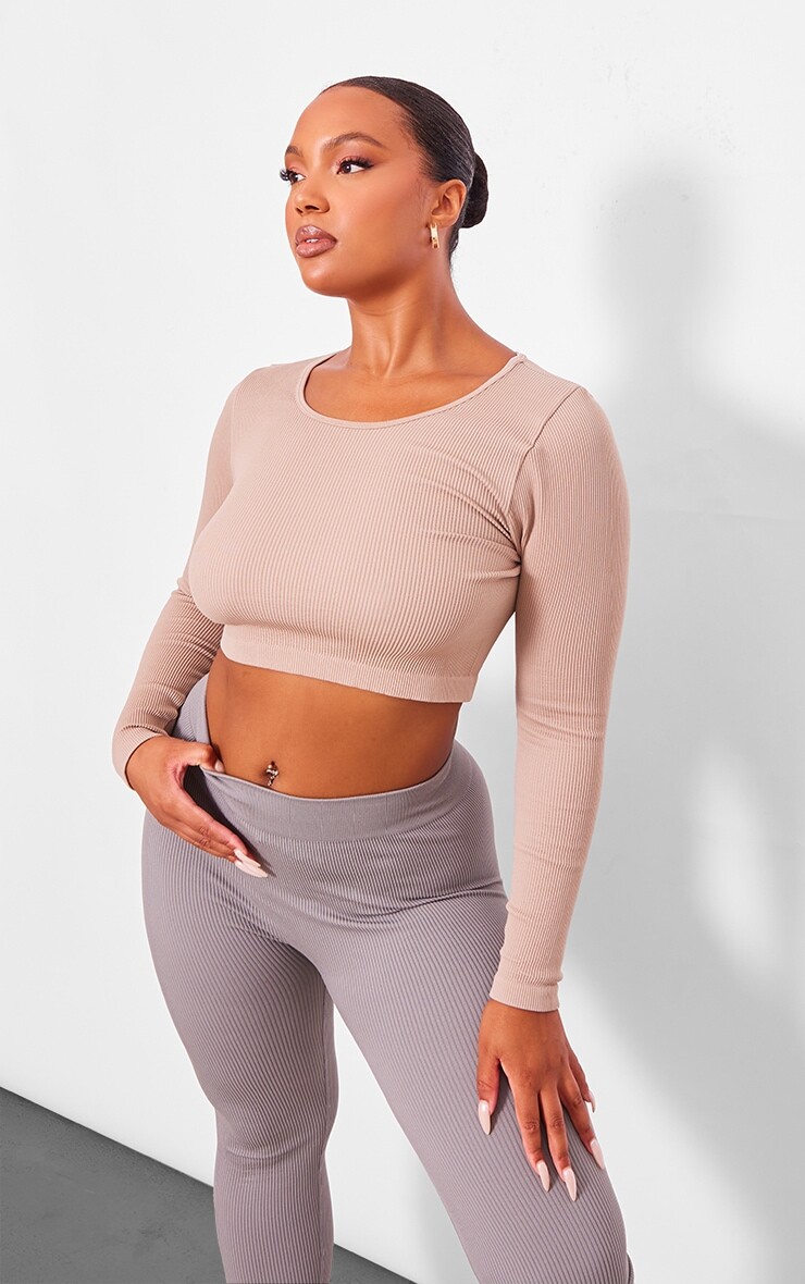 PrettyLittleThing Укороченный топ с длинными рукавами и круглым вырезом в рубчик Plus Stone структурированный контур
PrettyLittleThing Укороченный топ с длинными рукавами и круглым вырезом в рубчик Plus Stone структурированный контур