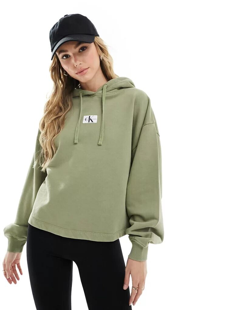 Укороченное худи Calvin Klein из стираного хлопка темно-зеленого цвета можжевельника
Укороченное худи Calvin Klein из стираного хлопка темно-зеленого цвета можжевельника