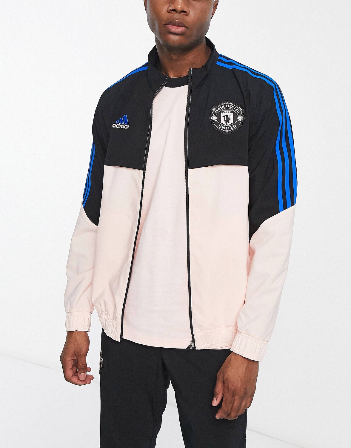 Черно-розовая спортивная куртка adidas Football Manchester United adidas performance
Черно-розовая спортивная куртка adidas Football Manchester United adidas performance