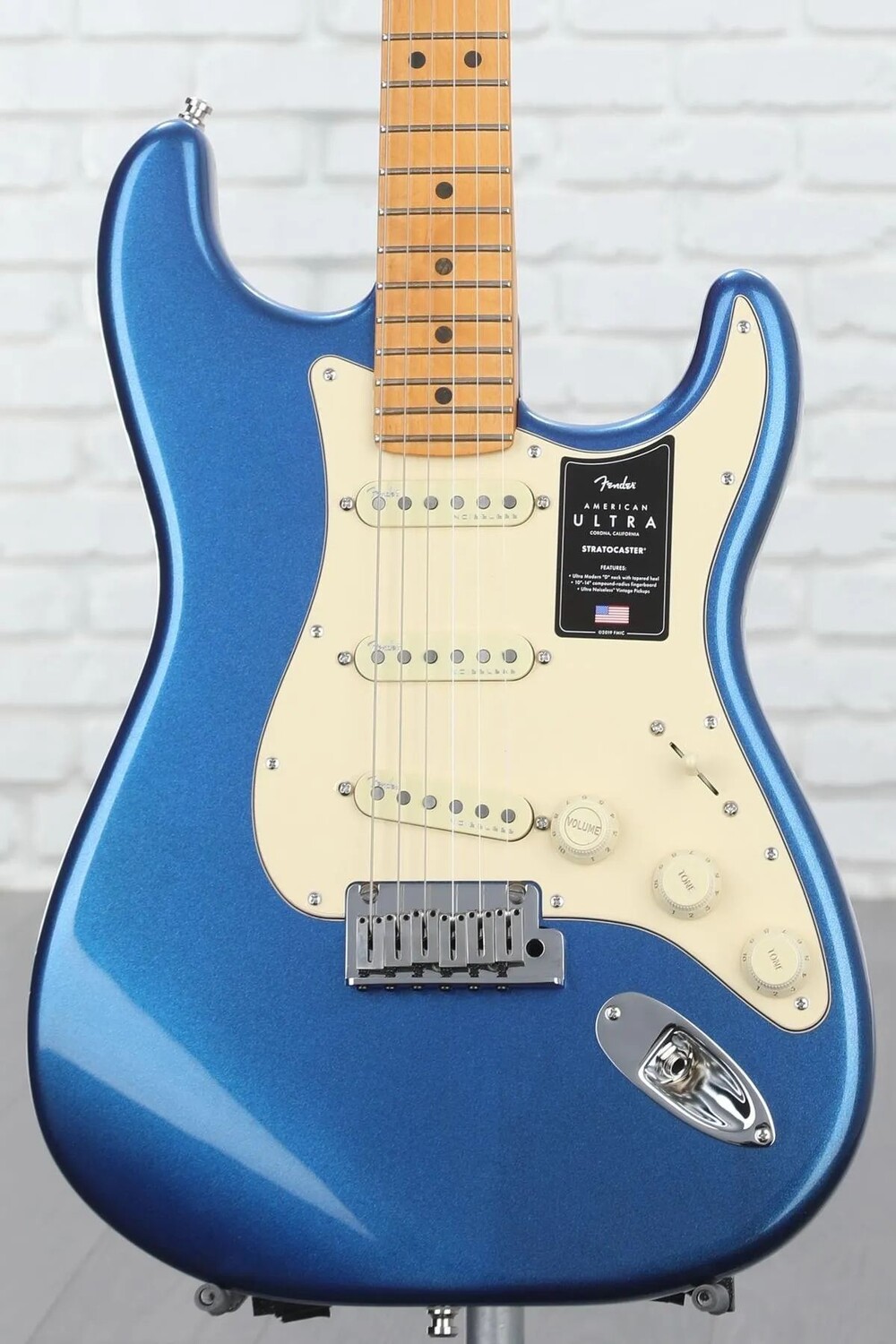 Fender American Ultra Stratocaster — цвет Cobra Blue, кленовая накладка на гриф
Fender American Ultra Stratocaster — цвет Cobra Blue, кленовая накладка на гриф