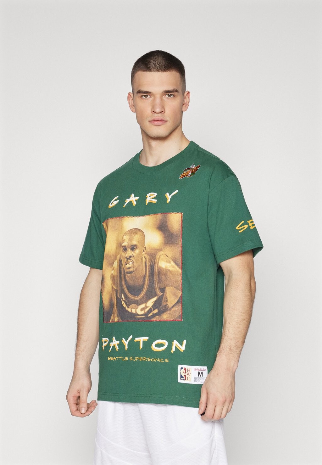 Футболка с символикой NBA SEATTLE SUPERSONICS HEAVYWEIGHT PREMIUM PLAYER TEE VINTAGE LOGO GARY PAYTON Mitchell & Ness, цвет bucks green
Футболка с символикой NBA SEATTLE SUPERSONICS HEAVYWEIGHT PREMIUM PLAYER TEE VINTAGE LOGO GARY PAYTON Mitchell & Ness, цвет bucks green