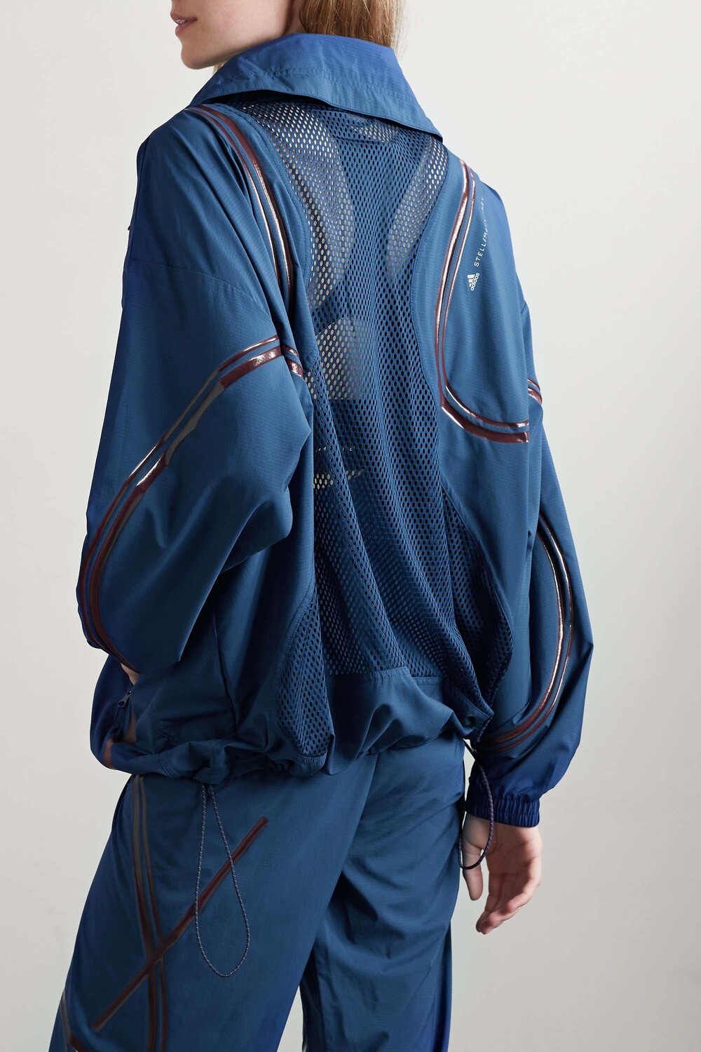ADIDAS BY STELLA MCCARTNEY Куртка из переработанного рипстопа с сетчатой отделкой и принтом TruePace, военно-морской
ADIDAS BY STELLA MCCARTNEY Куртка из переработанного рипстопа с сетчатой отделкой и принтом TruePace, военно-морской