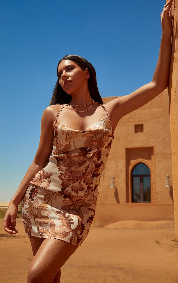 PrettyLittleThing Белое атласное облегающее платье с воротником-хомутом и цветочным принтом, Белый
PrettyLittleThing Белое атласное облегающее платье с воротником-хомутом и цветочным принтом, Белый