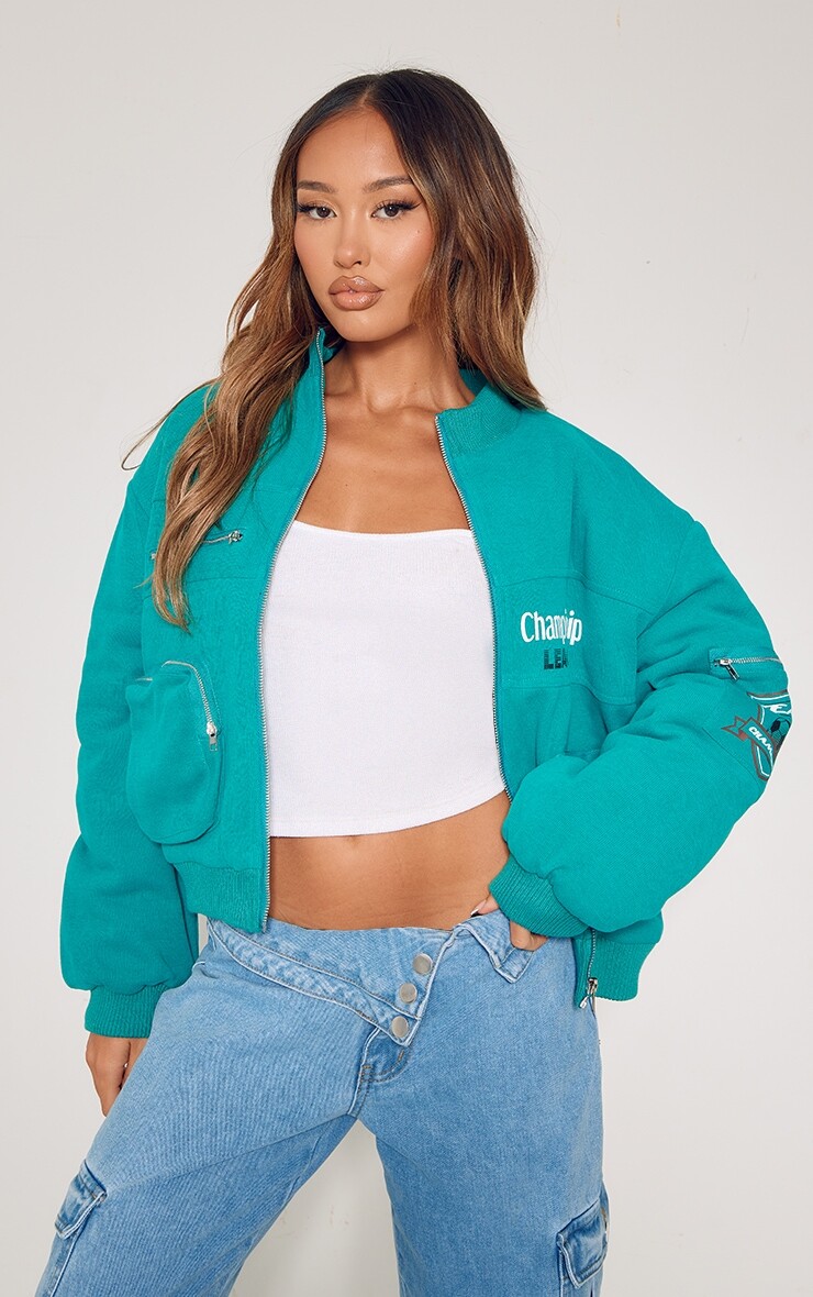 PrettyLittleThing Темно-бирюзовый вязаный бомбер Petite с надписью Petite, Зеленый
PrettyLittleThing Темно-бирюзовый вязаный бомбер Petite с надписью Petite, Зеленый