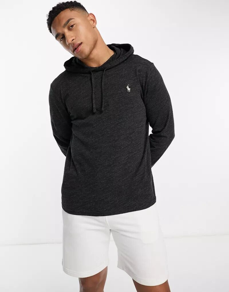 Темно-черный топ с длинными рукавами Polo Ralph Lauren, капюшоном и логотипом бренда
Темно-черный топ с длинными рукавами Polo Ralph Lauren, капюшоном и логотипом бренда