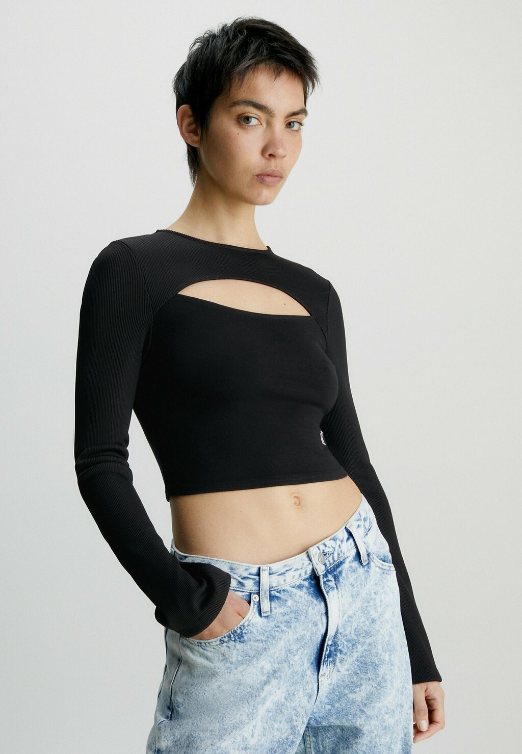 Футболка с длинными рукавами MILANO CUT OUT LONG SLEEVE TOP Calvin Klein Jeans, ck черный
Футболка с длинными рукавами MILANO CUT OUT LONG SLEEVE TOP Calvin Klein Jeans, ck черный