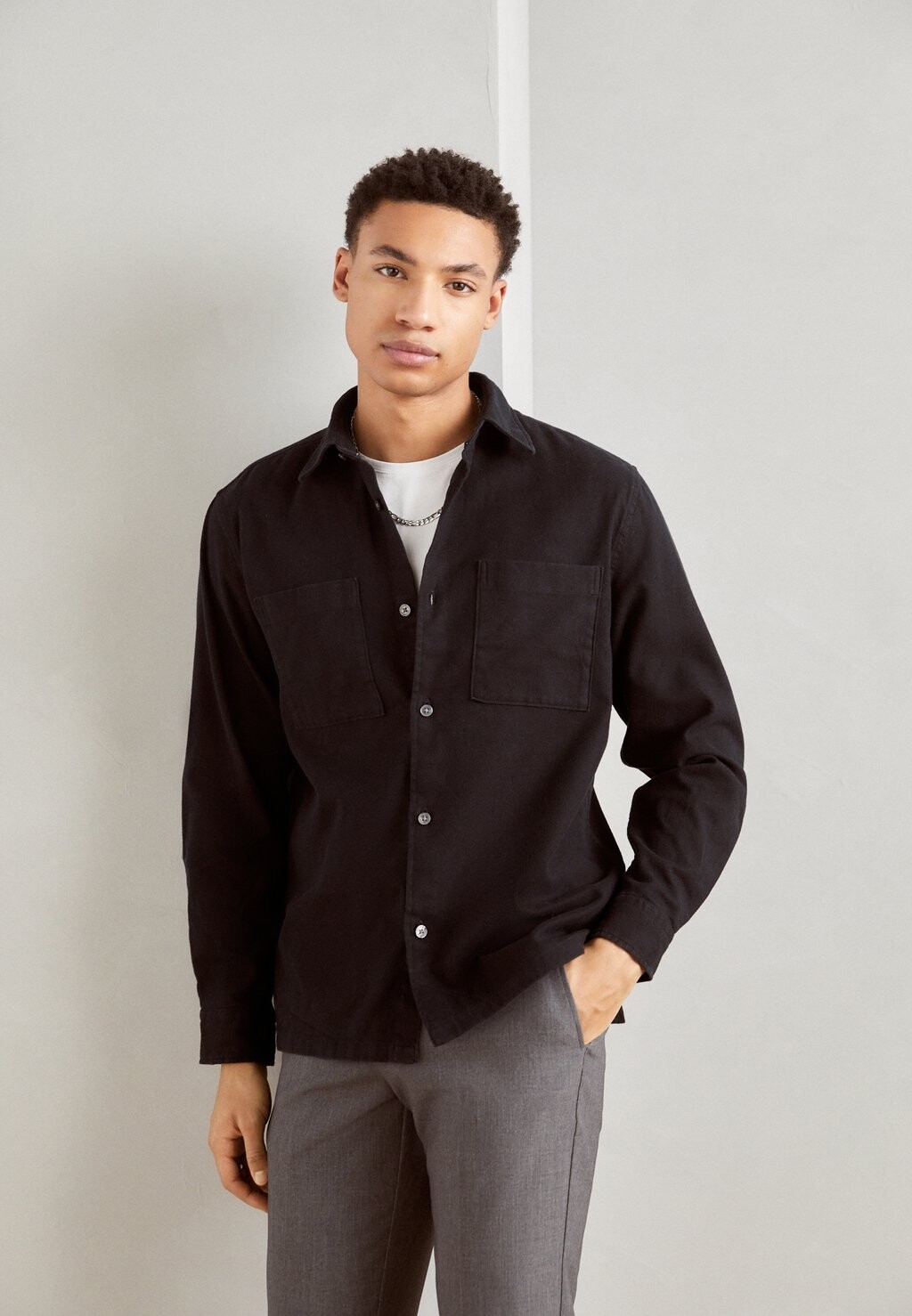 Рубашка KENT COLLAR TWO CHEST POCKETS STRAIGHT HEM WITH SLIT Marc O'Polo, цвет black
Рубашка KENT COLLAR TWO CHEST POCKETS STRAIGHT HEM WITH SLIT Marc O'Polo, цвет black