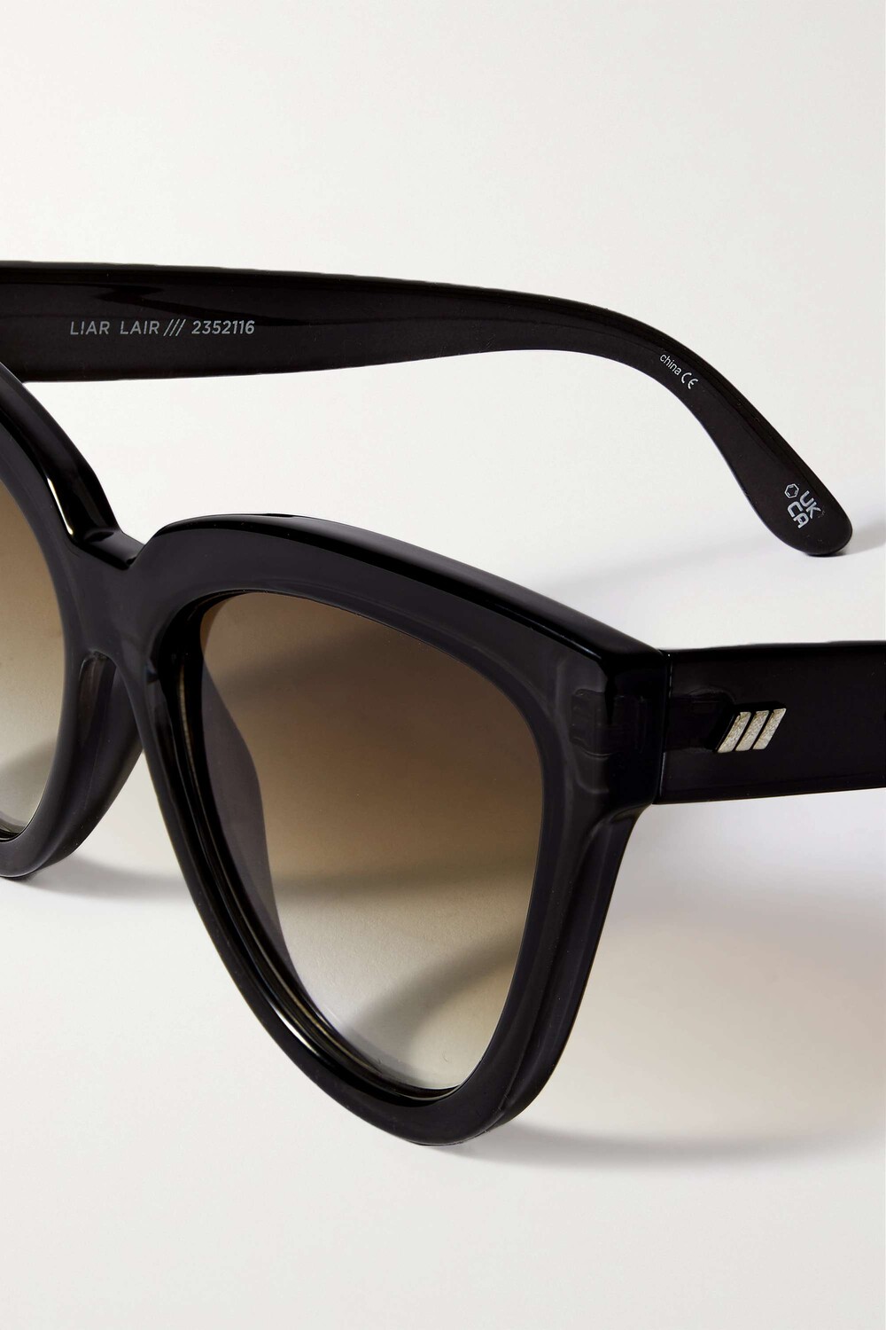 LE SPECS Крупные солнцезащитные очки Liar Lair из ацетата "кошачий глаз", черный
LE SPECS Крупные солнцезащитные очки Liar Lair из ацетата "кошачий глаз", черный