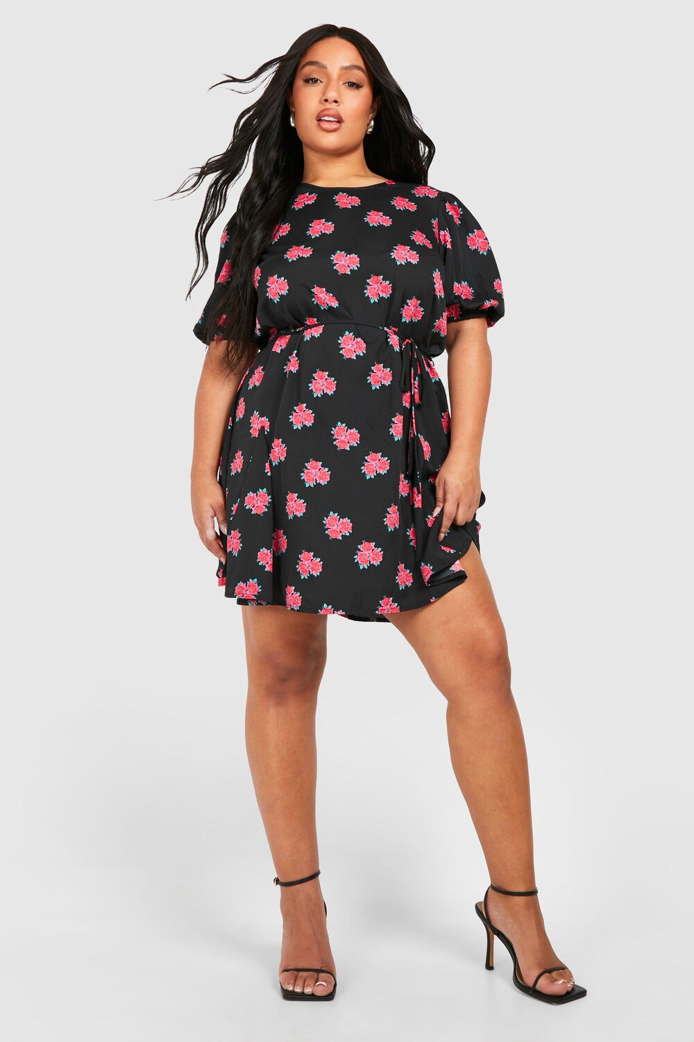 Платье с плиссированной юбкой Plus с цветочным принтом и пышными рукавами boohoo, черный
Платье с плиссированной юбкой Plus с цветочным принтом и пышными рукавами boohoo, черный
