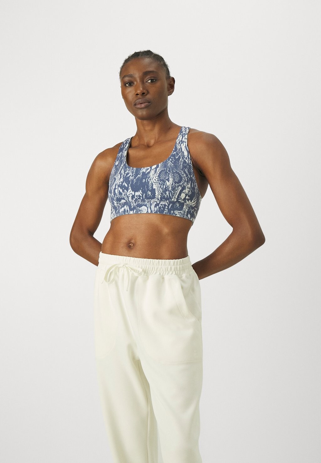 Спортивный бюстгальтер средней поддержки SOFT SCULPT REVERSIBLE BRA Sweaty Betty, цвет blue/grey
Спортивный бюстгальтер средней поддержки SOFT SCULPT REVERSIBLE BRA Sweaty Betty, цвет blue/grey