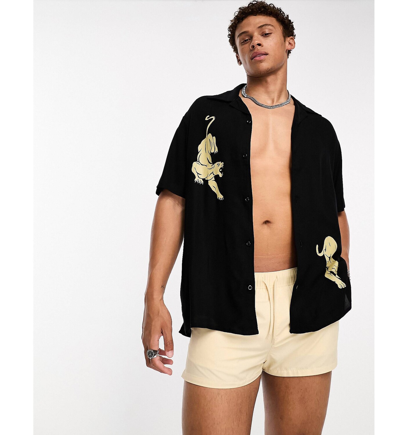 Черная рубашка свободного кроя с воротником Selected Homme и тигровым принтом Selected Homme
Черная рубашка свободного кроя с воротником Selected Homme и тигровым принтом Selected Homme