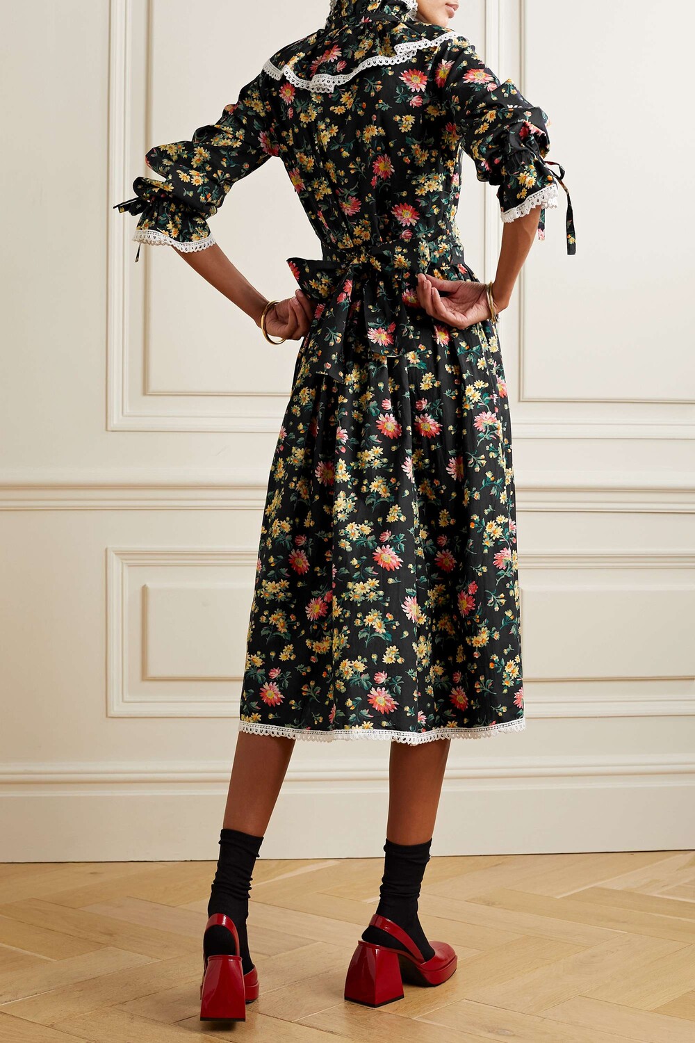 BATSHEVA + платье миди Laura Ashley Devon с защипами и цветочным принтом из хлопка и поплина, черный
BATSHEVA + платье миди Laura Ashley Devon с защипами и цветочным принтом из хлопка и поплина, черный