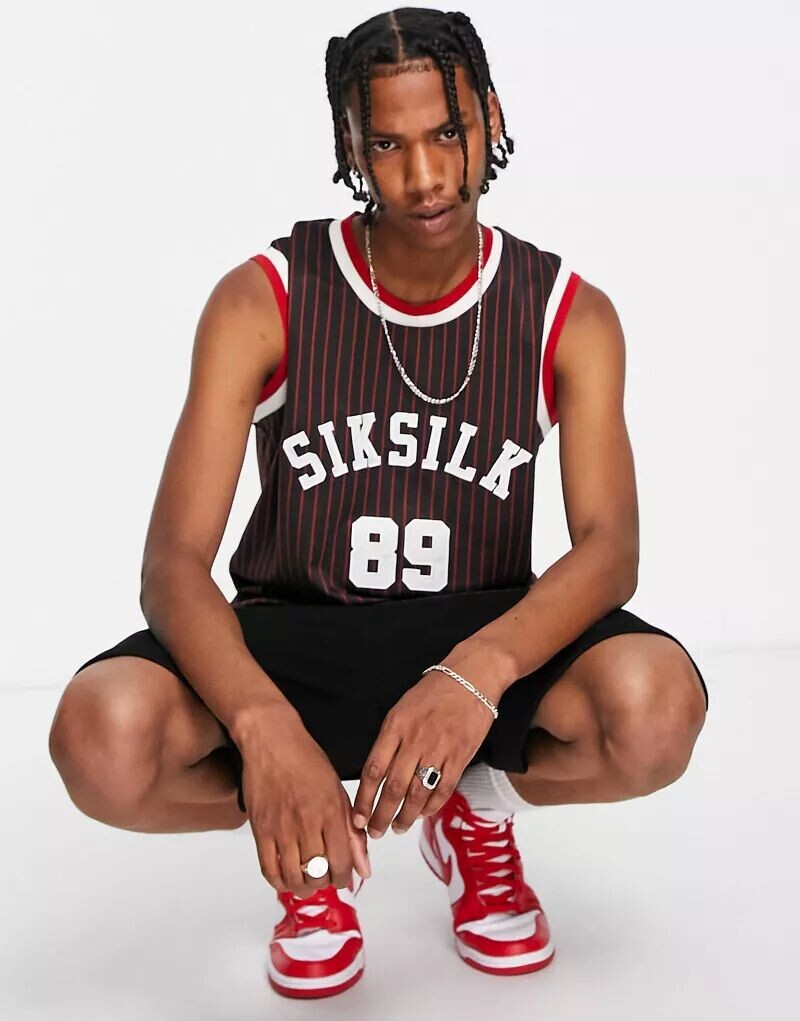 Черная баскетбольная майка SikSilk с красными полосками и университетским принтом, Черный
Черная баскетбольная майка SikSilk с красными полосками и университетским принтом, Черный