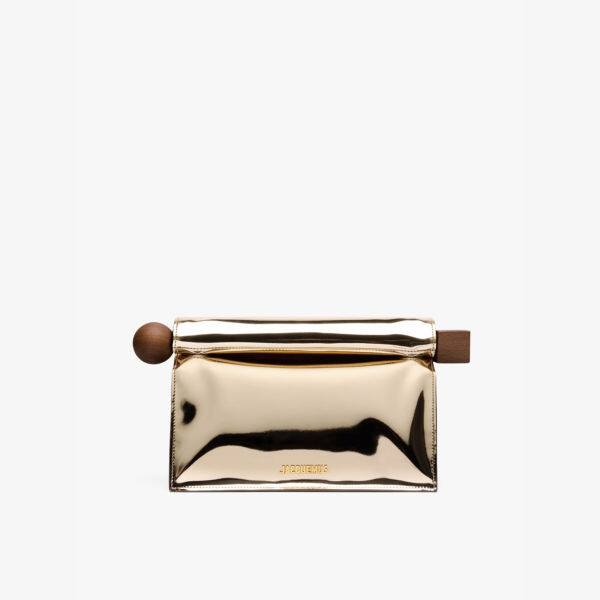 Клатч Jac la pochette rond carre из искусственной кожи металлик Jacquemus, золотой
Клатч Jac la pochette rond carre из искусственной кожи металлик Jacquemus, золотой